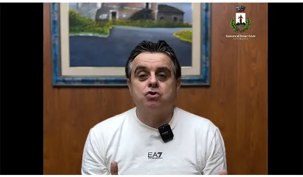 Simeri Crichi, il sindaco Davide Zicchinella annuncia lo scioglimento del Consiglio comunale. Video