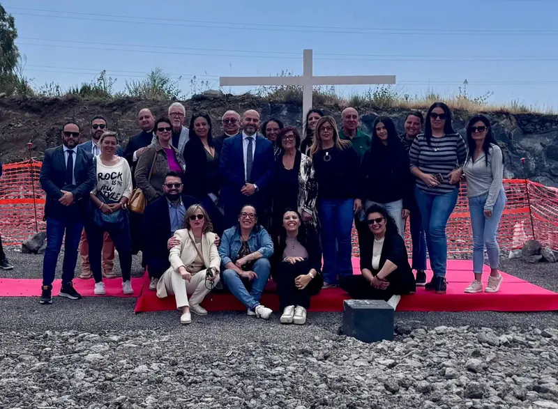 Villaggio del Pino a Belpasso, posta la prima pietra della nuova Chiesa.  Il deputato regionale Giuseppe Zitelli (FdI): “Giornata epocale per la comunità” 