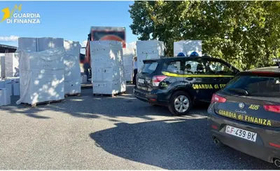 Scoperta fabbrica clandestina di sigarette a Viterbo, sequestrate 20 tonnellate di tabacco