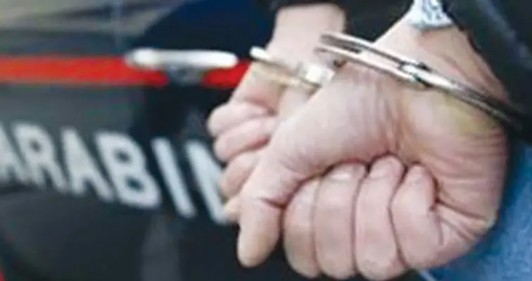 Napoli, pistola carica pronta a fare fuoco in un’auto a noleggio: tre arresti nella notte