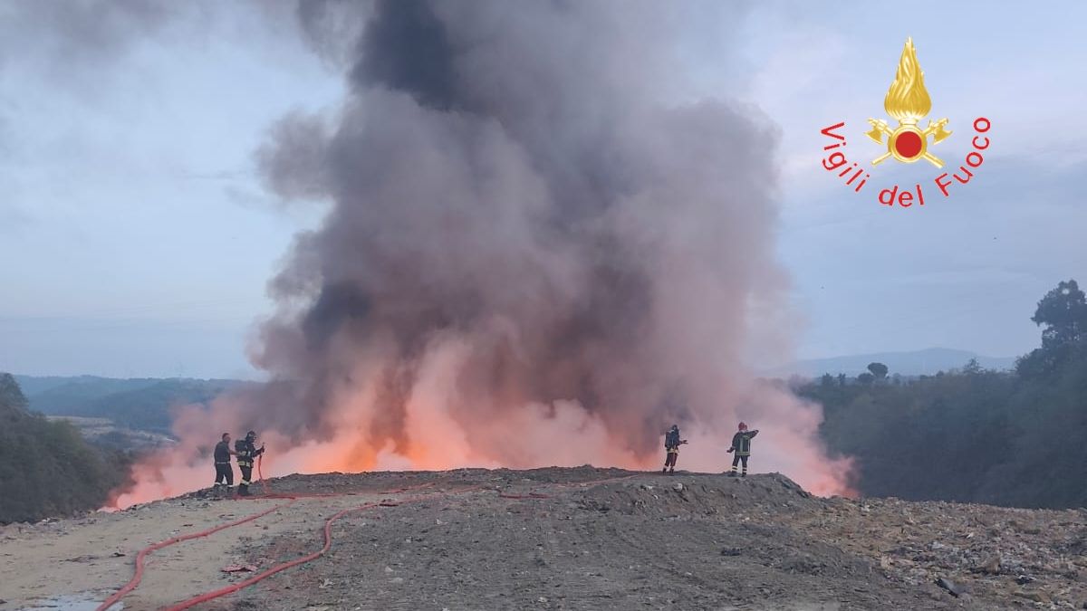 Pianopoli, incendio alla discarica: Vigili del fuoco al lavoro