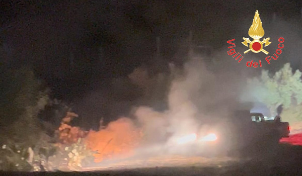 Sellia, vasto incendio di vegetazione: minacciate alcune abitazioni. Video