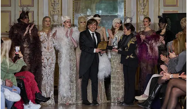 Anton Giulio Grande riceve il Best Womenswear Designer e sfila alla Milano Fashion Days