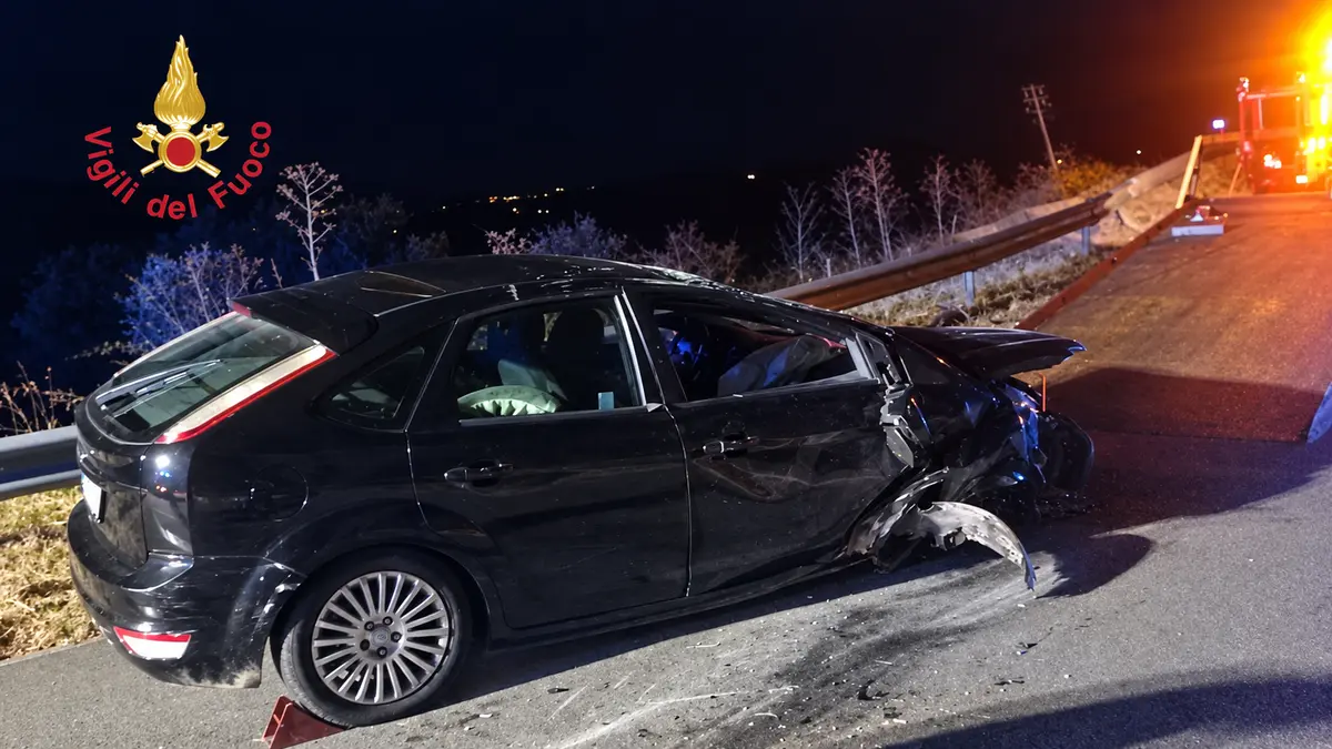 Stalettì, auto ribaltata sulla SP 122 nella notte: conducente ferito