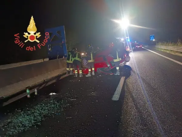 Incidente sulla SS280 a Catanzaro: Fiat Panda si ribalta, intervento dei Vvf e transito limitato su una corsia
