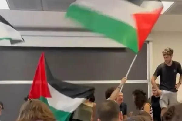 Blitz pro Palestina all’Università di Pisa: lezione interrotta e professore contuso