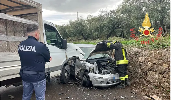 Incidente stradale a Lamezia Terme: scontro tra auto e furgone, un ferito. Intervento di Vigili del Fuoco, 118 e Polizia