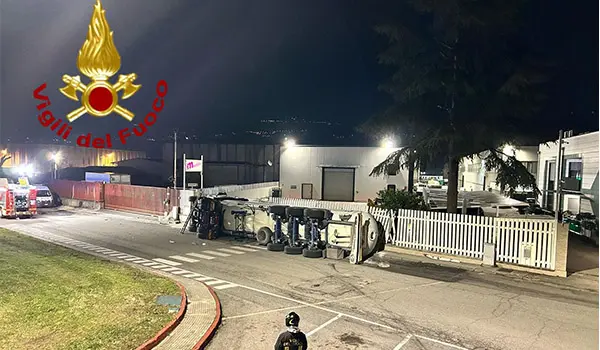Ribaltamento autocisterna GPL a Rende: intervento dei Vvf, evacuate famiglie (Aggiornamento)