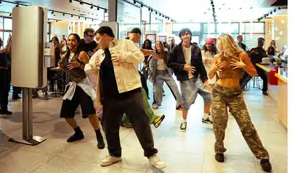 Flashmob a sorpresa: nei McDonald’s di tutta Italia si balla la “Salvaeuro Wallet Dance” Video