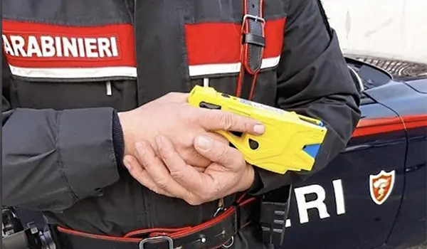 Uomo fermato con il taser dopo aggressione ai Carabinieri: muore in ambulanza