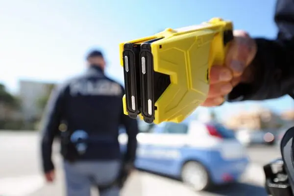 Dramma a Pescara: 30enne muore in Questura per arresto cardiaco dopo l’uso del taser