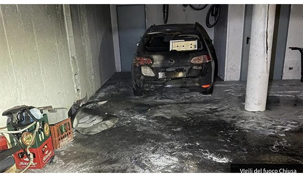 Auto elettrica in fiamme in un garage: quattro persone in ospedale