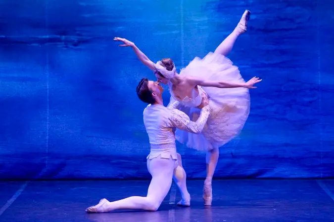 AMA Calabria, la magia de “Il Lago dei Cigni” incanta Lamezia Terme