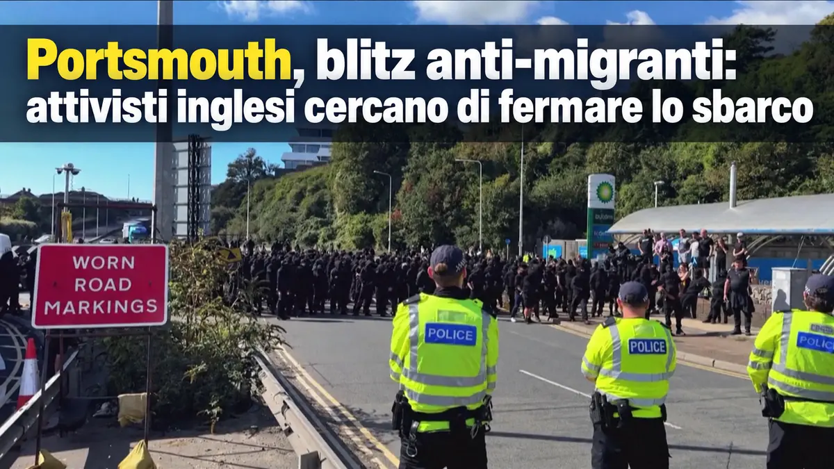 Portsmouth, blitz anti-migranti: attivisti inglesi cercano di fermare lo sbarco