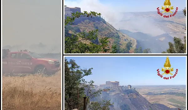 Incendio a Strongoli, fiamme vicino alle abitazioni: decisivo l’intervento dei Vvf