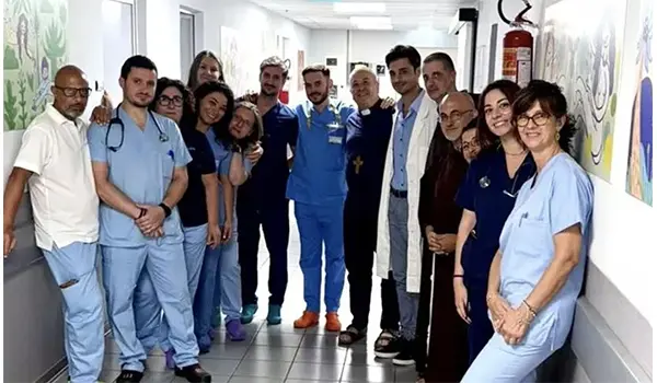Botulino a Cosenza, 20enne in terapia intensiva: il Vescovo porta sostegno ai malati