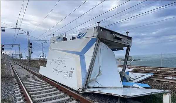 Maltempo al Sud: treni cancellati e ritardi infiniti sulla linea Tirrenica cosentina