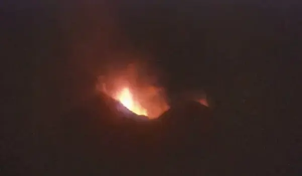 Etna in attività: spettacolo di fuoco e cenere dal Cratere di Sud-Est