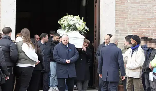 Rissa al funerale di Maati Moubakir: spunta un coltello tra le tensioni