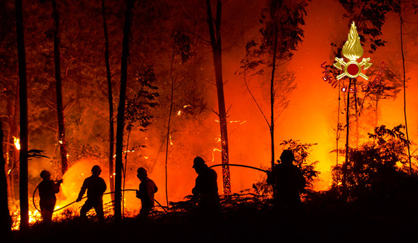 Emergenza incendi in Italia: i Vvf in azione con oltre 57mila roghi dall’inizio dell’estate, boom al Sud