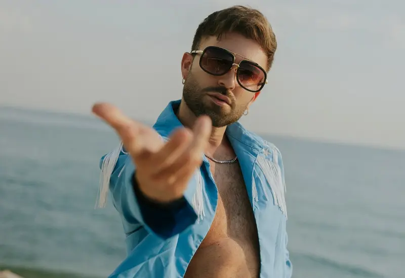Il cantautore abruzzese Donnie è tornato con il suo nuovo singolo “Mamacita (Baila Conmigo)”