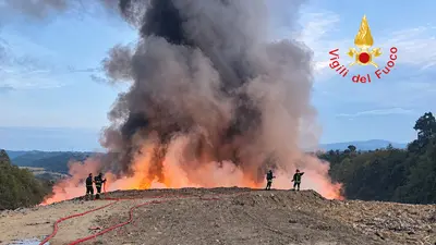Incendio nella discarica di Pianopoli squadre e mezzi specializzati per domare le fiamme. Video