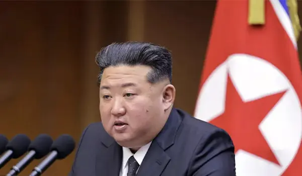 Corea del Nord, Kim Jong Un accelera sulla produzione missilistica: piano di espansione nel 2026