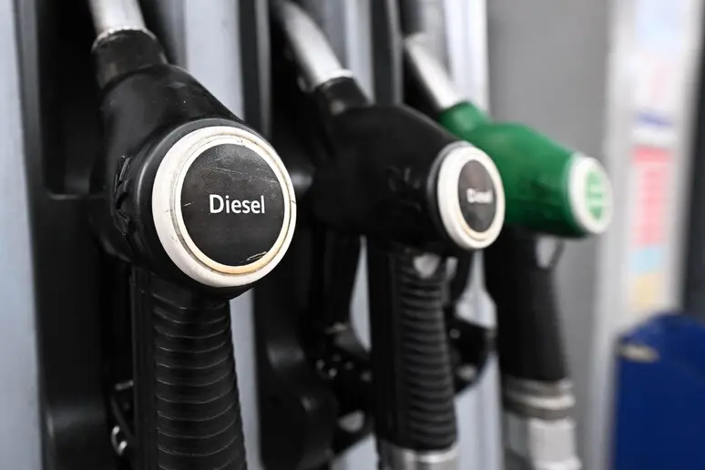Prezzo benzina e gasolio in calo: minimo a 1,777 euro e massimo a 2,176 euro