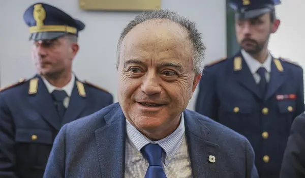 Dati riservati rubati e venduti, l’allarme di Gratteri: coinvolti poliziotti infedeli e accessi abusivi alle banche dati