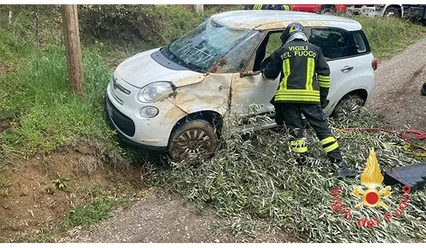 Incidente a Sant'Ippolito, Fiat 500L si ribalta: intervento dei Vvf per liberare il conducente
