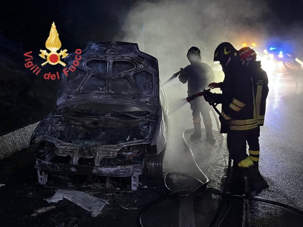 Incendio auto a Soveria Mannelli, intervento dei