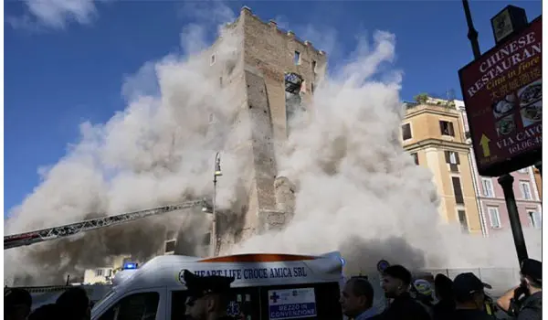 Roma, crolla la Torre dei Conti: quattro operai feriti, uno intrappolato sotto le macerie. Video