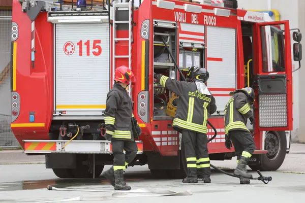 Intimidazione a imprenditore: furgoni in fiamme, si indaga per incendio doloso