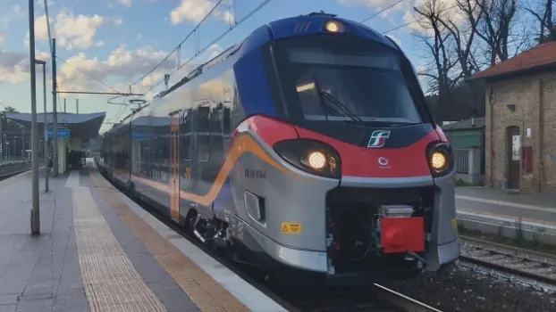 Linea Salerno–Paola, traffico ferroviario sospeso tra Maratea e Praia a Mare per accertamenti dell’Autorità Giudiziaria