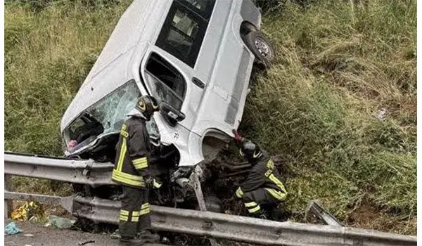 Incidente mortale sull’Autostrada A1 vicino Roma Sud: una vittima e due feriti gravi, traffico bloccato verso Napoli