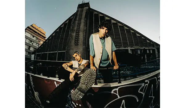 DODO&JEANVIER: dopo I Bootcamp di X Factor 25, esce "Panni Sporchi", l'energico singolo d'esordio del duo indie rock
