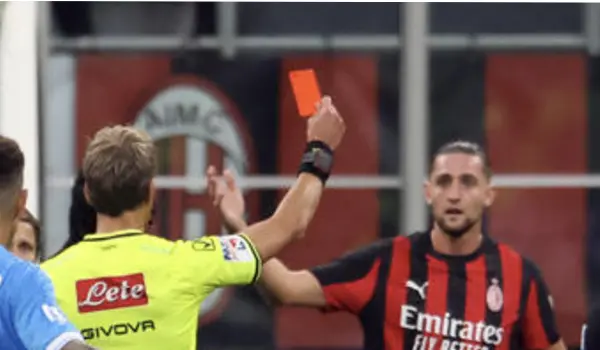 Milan in 10 uomini batte il Napoli e aggancia la vetta della Serie A