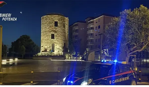 Potenza, inseguimento notturno in centro: fugge ai Carabinieri e provoca danni a più auto
