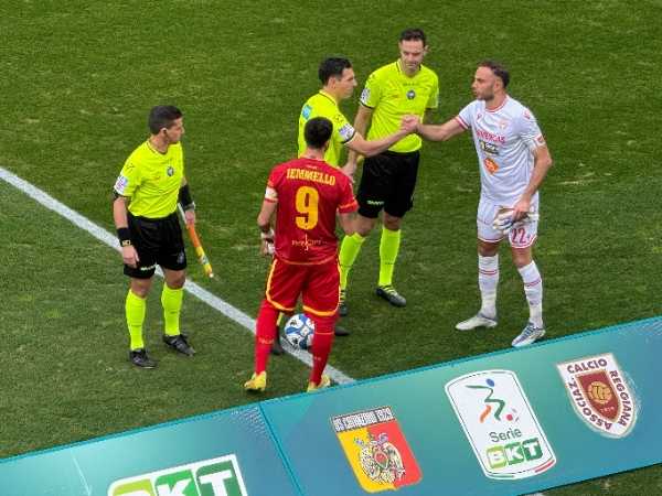 Calcio Serie B, 28ª Catanzaro-Reggiana 1-1: emozioni e tensione al "Ceravolo", il VAR protagonista