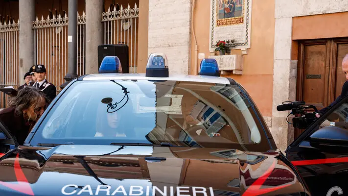 Gallipoli, 25enne accoltella la compagna e la suocera: poi si lancia dalla finestra