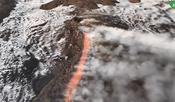 Etna, nuova frattura eruttiva a 3000 metri: spettacolari immagini della lava riprese dal drone