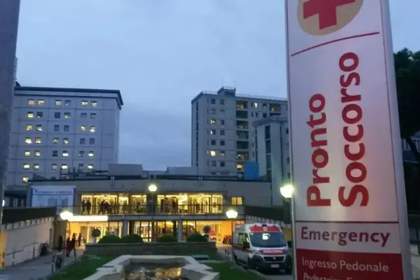 Bimba dib18 mesi travolta dal trattorino tosaerba a Loria: salvata la gamba dopo un intervento d’urgenza