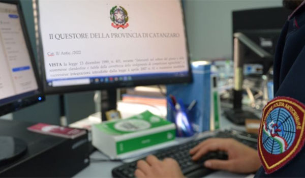 Aggressione a un giocatore del Catanzaro: il Questore emette un DASPO di 5 anni. L’US Catanzaro sospende il Gradimento per 11 anni