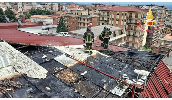 Incendio a Lamezia Terme, in fiamme la copertura di un edificio di cinque piani: intervento dei Vvf