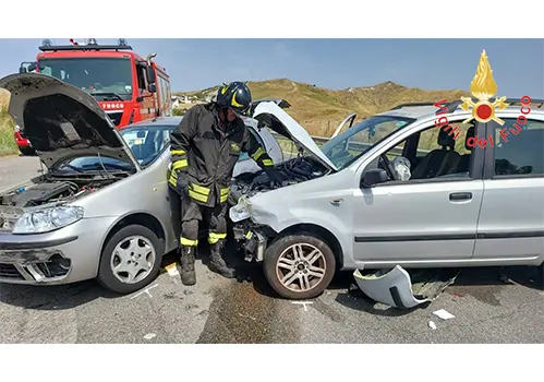 Incidente stradale su Viale Emilia a Catanzaro: quattro feriti, traffico in tilt
