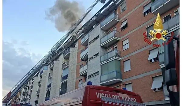 Milano, incendio in un palazzo a Cimiano: due anziani perdono la vita, evacuato l'intero stabile