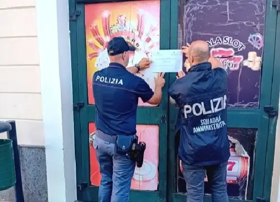 Soverato, sala giochi abusiva nella stazione ferroviaria: locale sequestrato e titolare denunciato