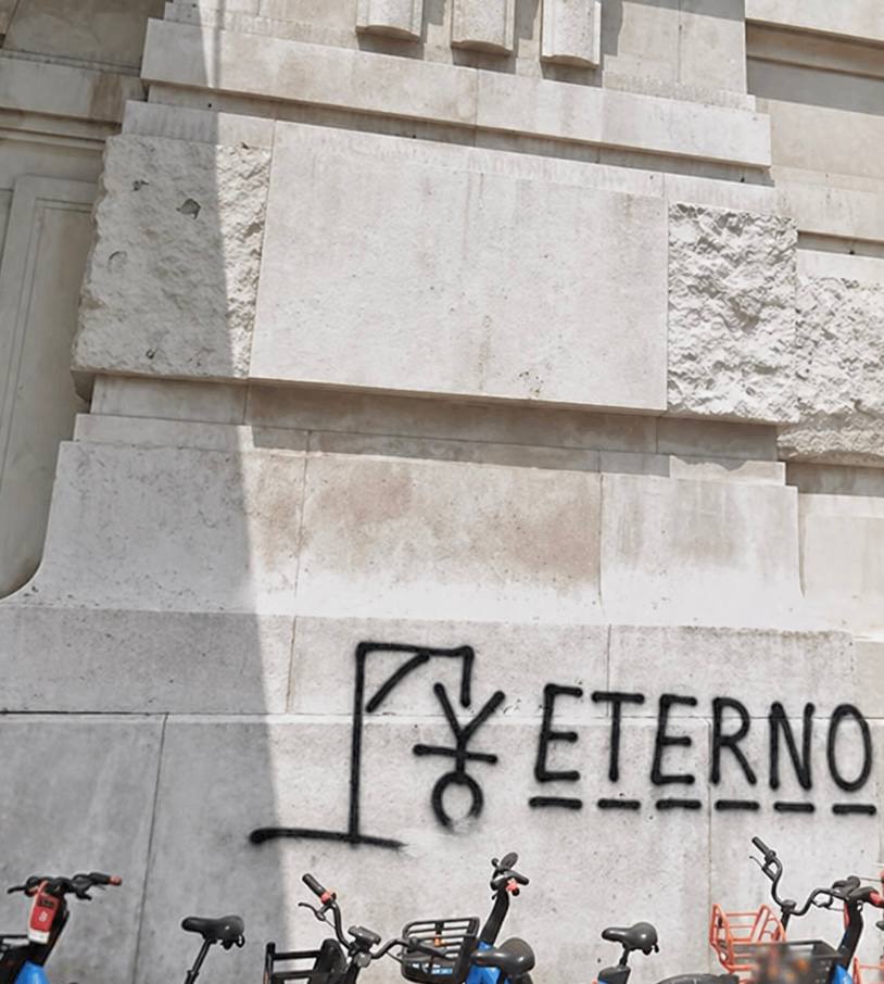 Milano, shock in Stazione Centrale: spunta il graffito dell'omino impiccato contro l'attivista "Eterno"