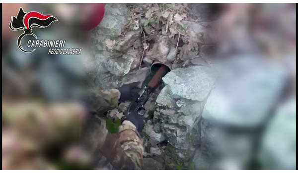 Aspromonte, scoperto arsenale nascosto tra le pietre: intervento dei Carabinieri nella Locride