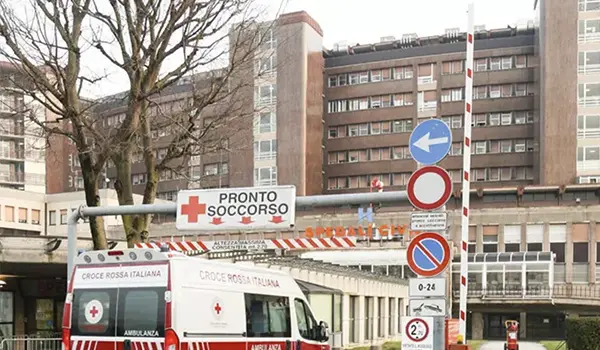 Brescia, incendio in ospedale grave una persona